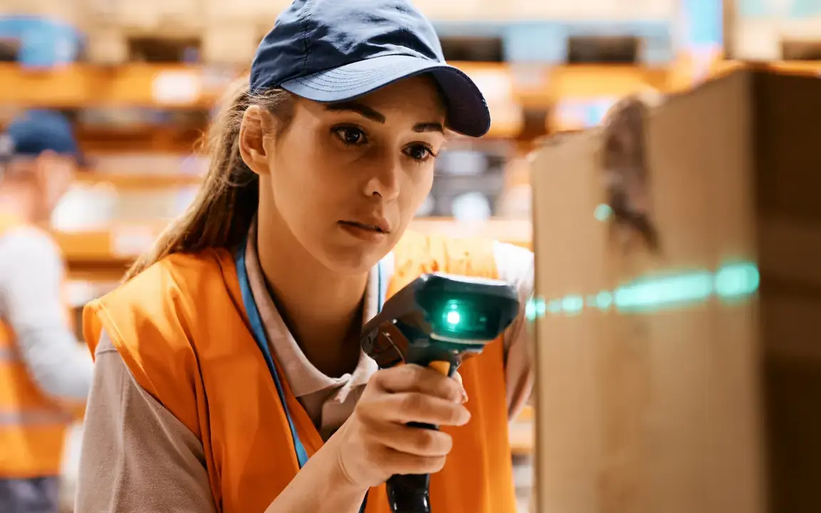 worker-scanning-rfid-label